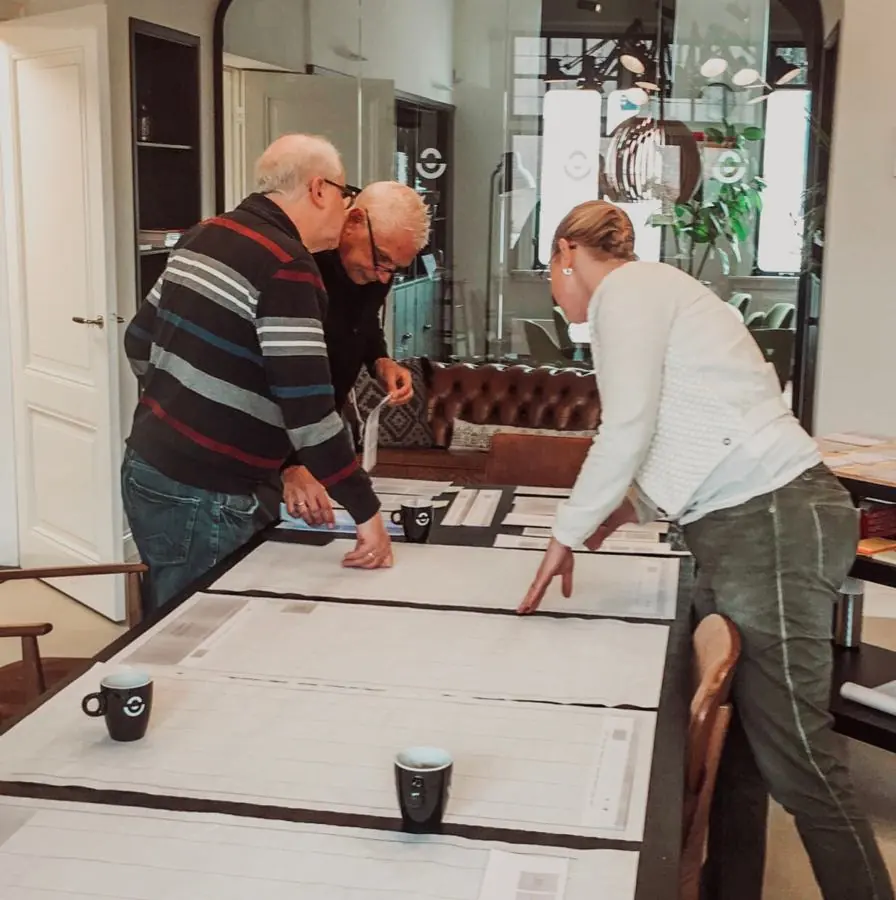 Klanten bouwen hun ideale homepage met papieren blokken